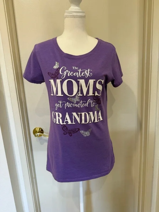 Purple "The Greatest Moms Get Promoted to Grandma" Graphic Tee - Picture 1 of 7
